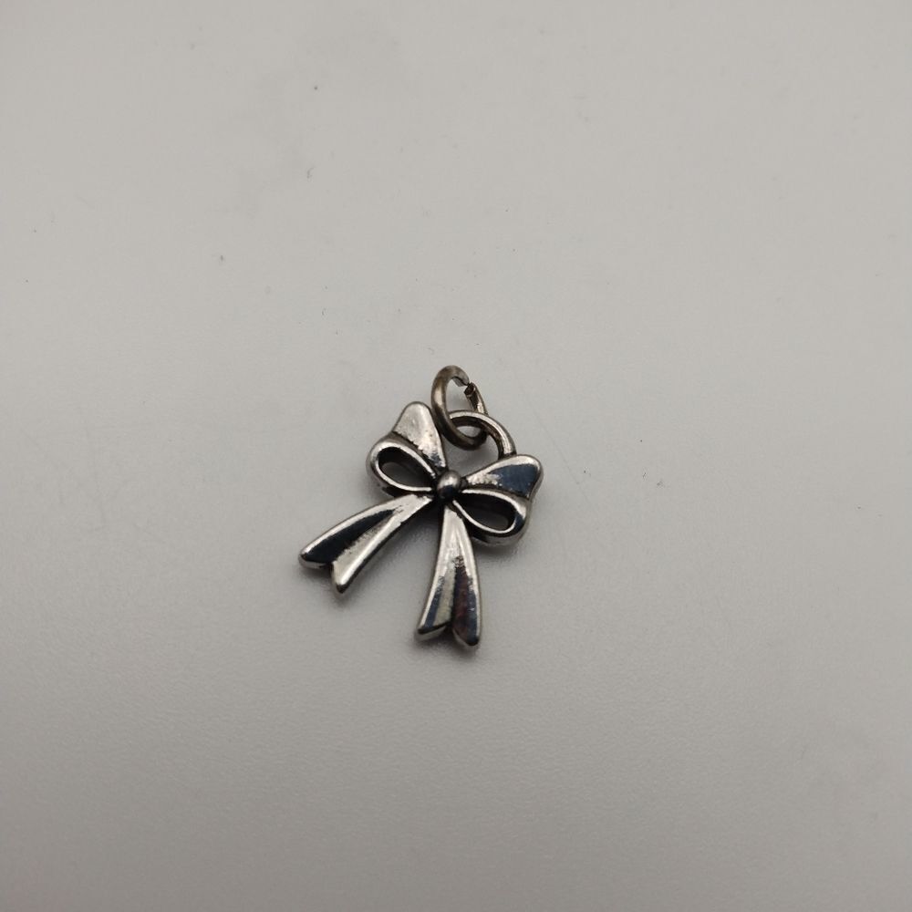 Silver toned ribbon bow present‎ charm